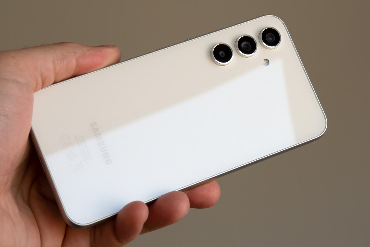 Ponsel murah dengan kamera bagus untuk selfie 2024